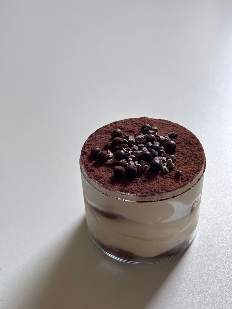 Sep. 久點 濃酒脆球提拉盒 - 巧克雙脆與香草提拉米蘇